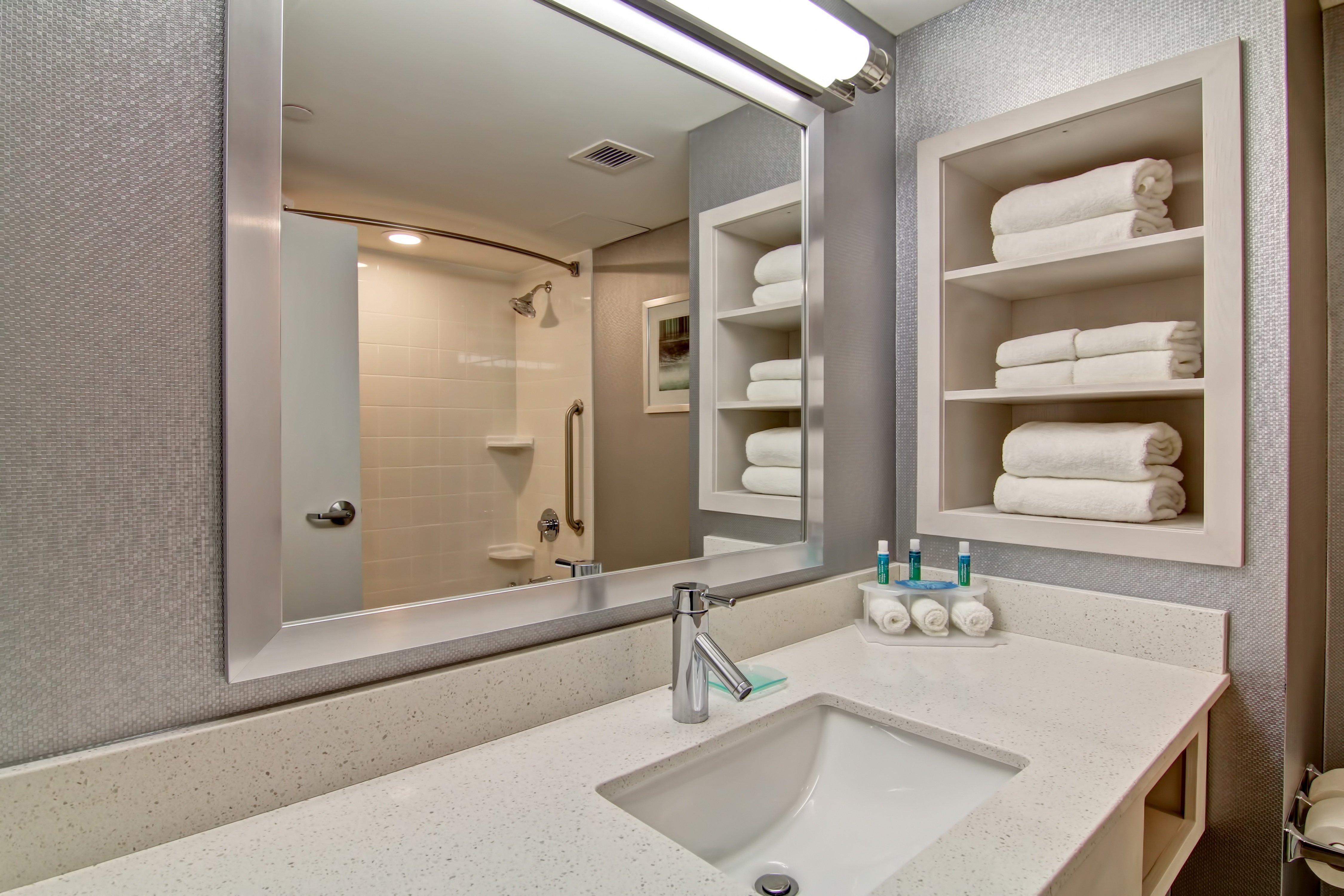 Holiday Inn Express & Suites Oshawa Downtown - Toronto Area By Ihg Екстериор снимка
