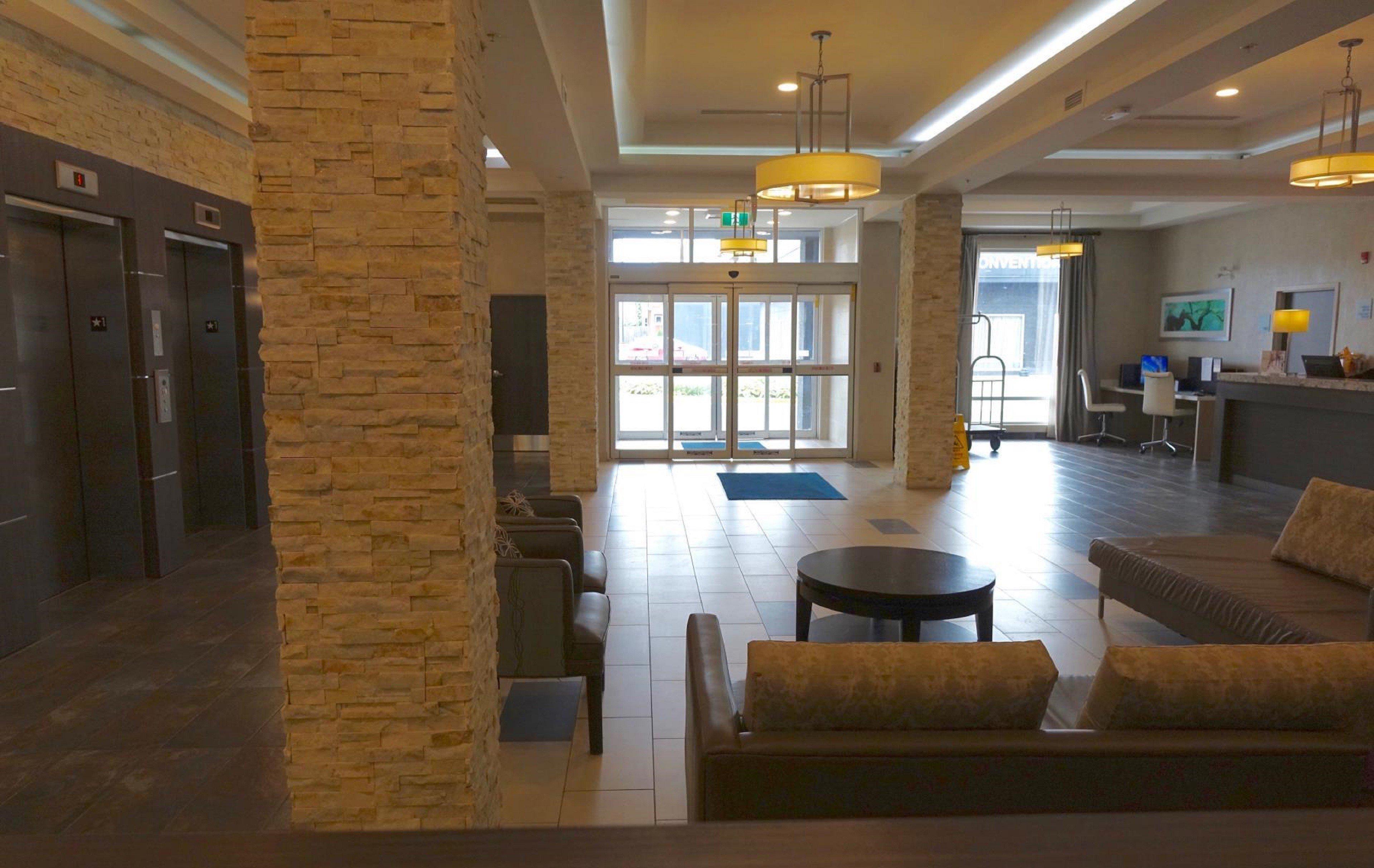 Holiday Inn Express & Suites Oshawa Downtown - Toronto Area By Ihg Екстериор снимка
