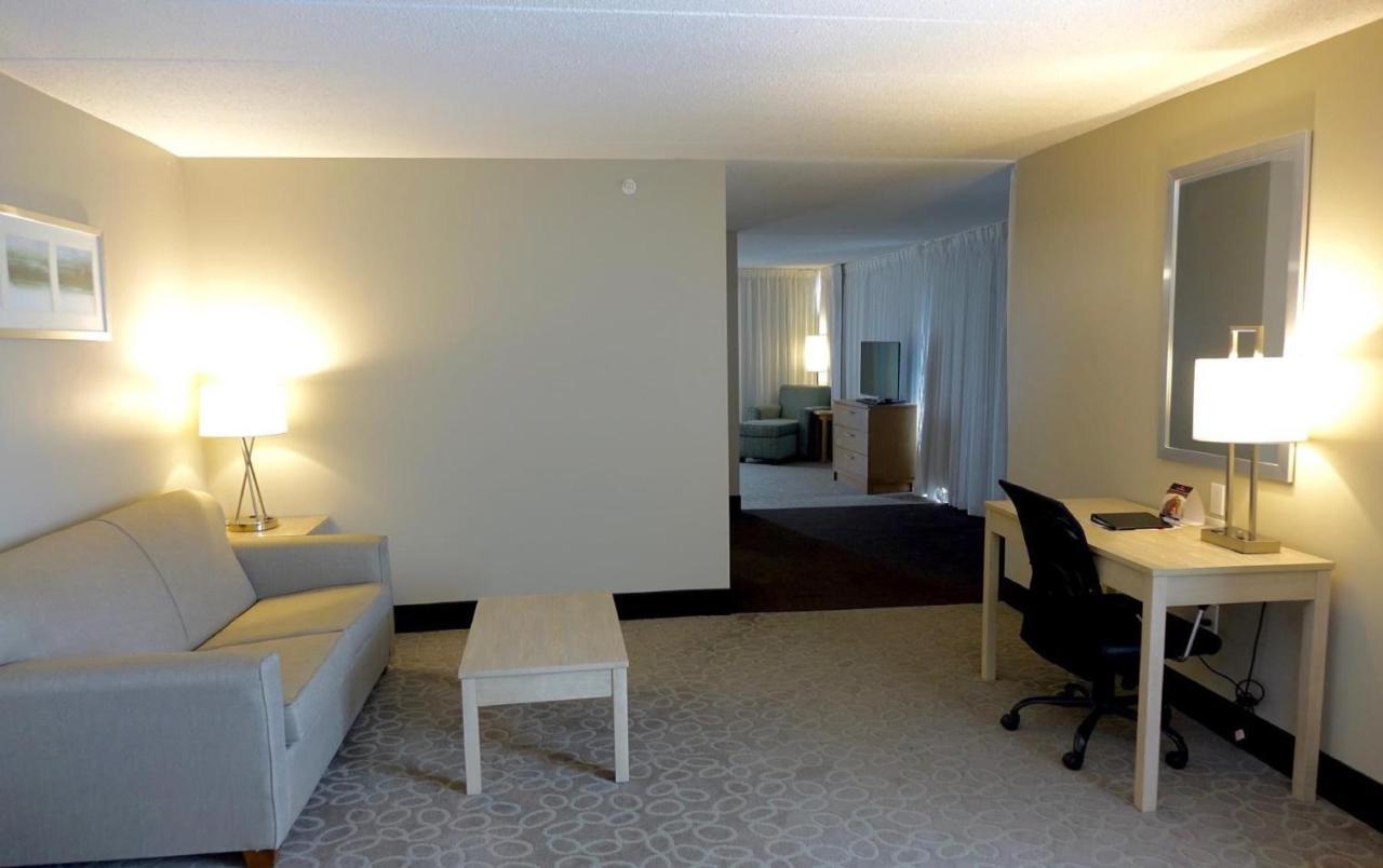 Holiday Inn Express & Suites Oshawa Downtown - Toronto Area By Ihg Екстериор снимка