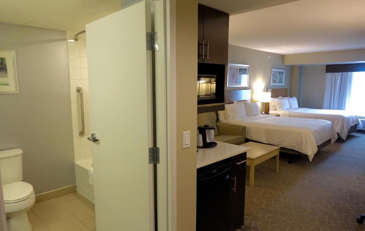 Holiday Inn Express & Suites Oshawa Downtown - Toronto Area By Ihg Екстериор снимка