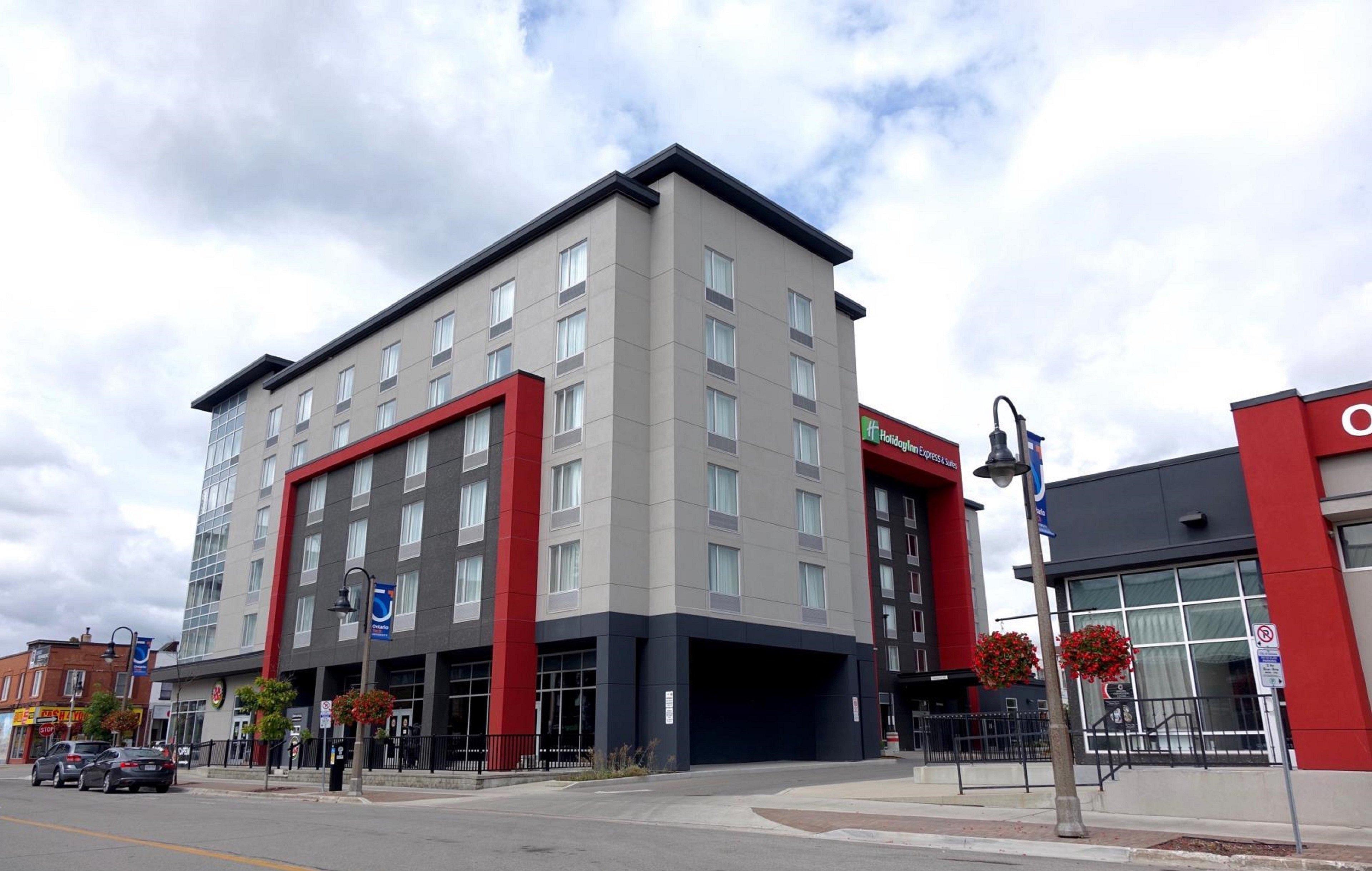 Holiday Inn Express & Suites Oshawa Downtown - Toronto Area By Ihg Екстериор снимка